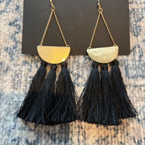 Lulus Black and Gold Fringe Dangle Earring NWT - Picture 2 of 4
